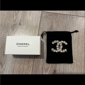 Chanel Brooch Perfume Beauty VIP Gift Pearls and Crystals